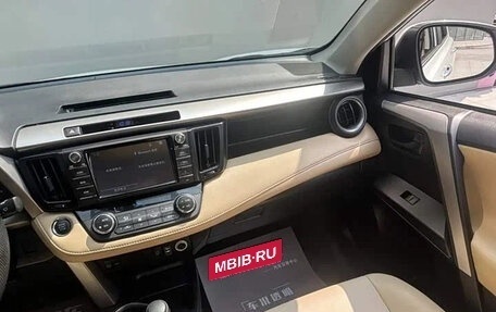 Toyota RAV4, 2019 год, 1 950 000 рублей, 12 фотография
