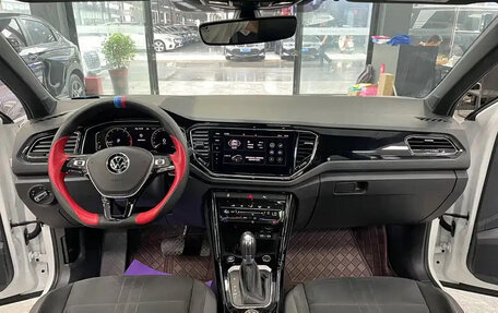 Volkswagen T-Roc I, 2023 год, 1 550 000 рублей, 10 фотография