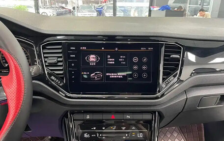 Volkswagen T-Roc I, 2023 год, 1 550 000 рублей, 13 фотография