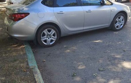Opel Astra J, 2013 год, 1 100 000 рублей, 2 фотография