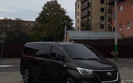 Hyundai H-1 II рестайлинг, 2018 год, 2 450 000 рублей, 2 фотография