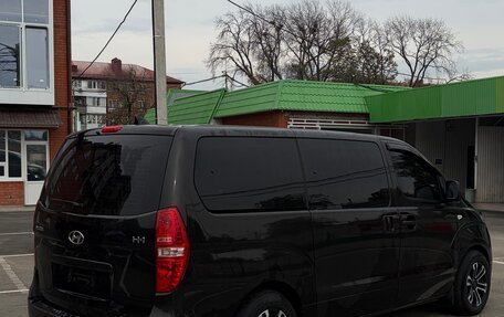 Hyundai H-1 II рестайлинг, 2018 год, 2 450 000 рублей, 3 фотография