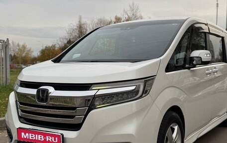 Honda Stepwgn IV рестайлинг, 2017 год, 1 935 000 рублей, 1 фотография