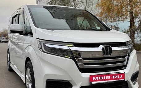 Honda Stepwgn IV рестайлинг, 2017 год, 1 935 000 рублей, 2 фотография
