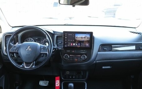 Mitsubishi Outlander III рестайлинг 3, 2017 год, 1 900 000 рублей, 11 фотография