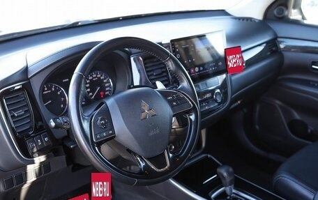 Mitsubishi Outlander III рестайлинг 3, 2017 год, 1 900 000 рублей, 8 фотография