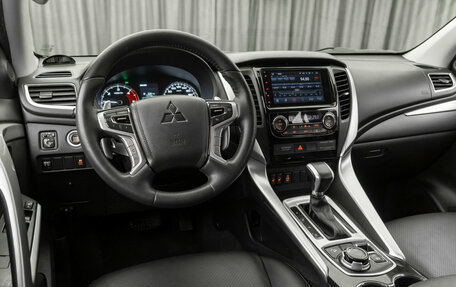 Mitsubishi Pajero Sport III рестайлинг, 2018 год, 3 380 000 рублей, 7 фотография