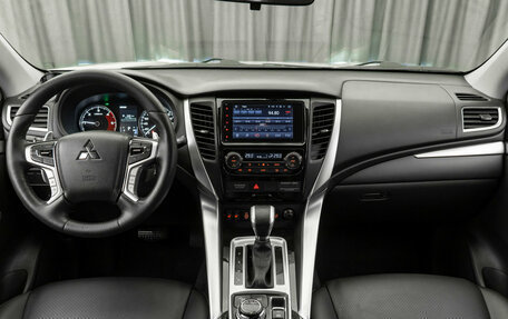 Mitsubishi Pajero Sport III рестайлинг, 2018 год, 3 380 000 рублей, 8 фотография