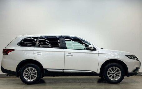 Mitsubishi Outlander III рестайлинг 3, 2017 год, 1 690 000 рублей, 4 фотография
