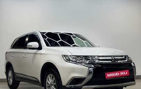 Mitsubishi Outlander III рестайлинг 3, 2017 год, 1 690 000 рублей, 3 фотография