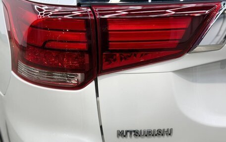 Mitsubishi Outlander III рестайлинг 3, 2017 год, 1 690 000 рублей, 9 фотография