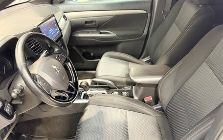 Mitsubishi Outlander III рестайлинг 3, 2017 год, 1 690 000 рублей, 15 фотография