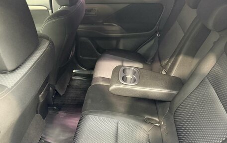 Mitsubishi Outlander III рестайлинг 3, 2017 год, 1 690 000 рублей, 25 фотография