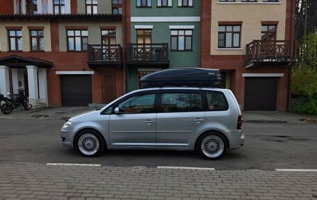 Volkswagen Touran III, 2008 год, 790 000 рублей, 2 фотография