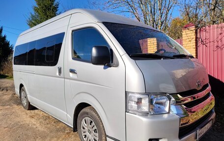 Toyota HiAce H200, 2014 год, 2 700 000 рублей, 2 фотография