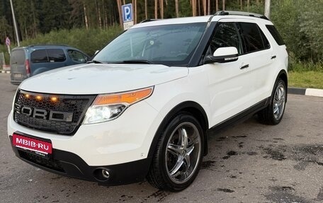 Ford Explorer V рестайлинг, 2015 год, 2 150 000 рублей, 2 фотография