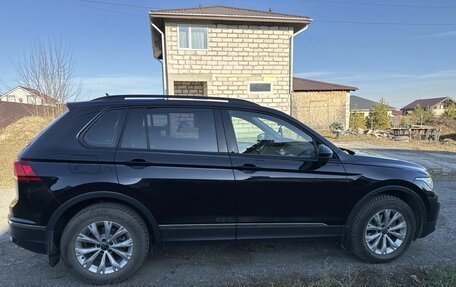 Volkswagen Tiguan II, 2021 год, 2 400 000 рублей, 2 фотография