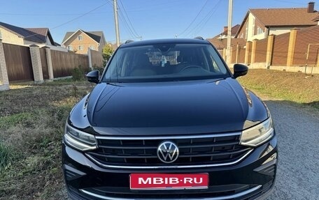Volkswagen Tiguan II, 2021 год, 2 400 000 рублей, 1 фотография