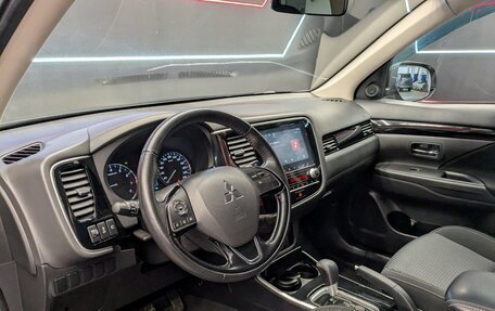 Mitsubishi Outlander III рестайлинг 3, 2021 год, 2 300 000 рублей, 10 фотография