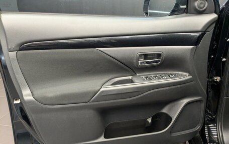 Mitsubishi Outlander III рестайлинг 3, 2021 год, 2 300 000 рублей, 11 фотография