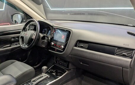 Mitsubishi Outlander III рестайлинг 3, 2021 год, 2 300 000 рублей, 18 фотография