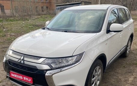 Mitsubishi Outlander III рестайлинг 3, 2019 год, 2 000 000 рублей, 1 фотография