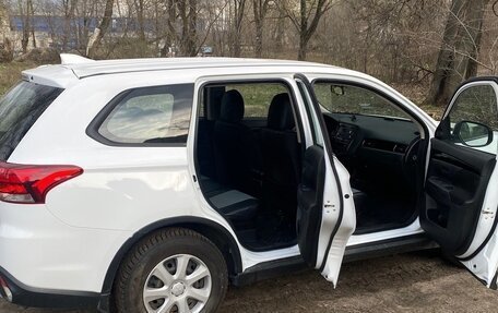 Mitsubishi Outlander III рестайлинг 3, 2019 год, 2 000 000 рублей, 6 фотография