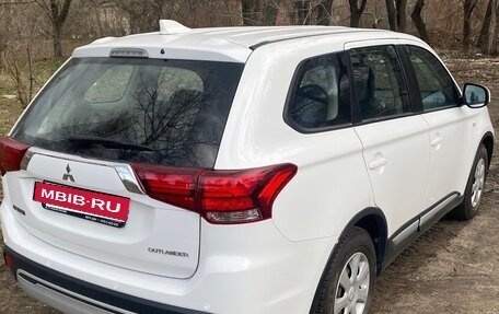 Mitsubishi Outlander III рестайлинг 3, 2019 год, 2 000 000 рублей, 3 фотография