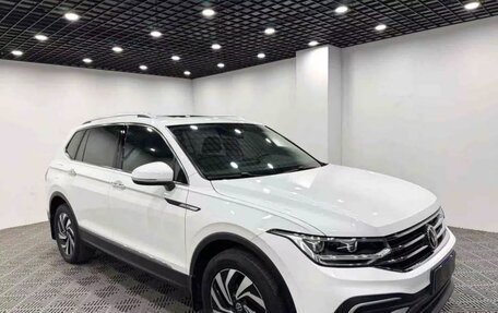 Volkswagen Tiguan II, 2022 год, 2 550 000 рублей, 3 фотография
