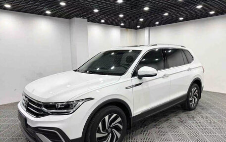 Volkswagen Tiguan II, 2022 год, 2 550 000 рублей, 2 фотография