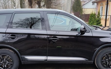 Mitsubishi Outlander III рестайлинг 3, 2015 год, 1 600 000 рублей, 2 фотография