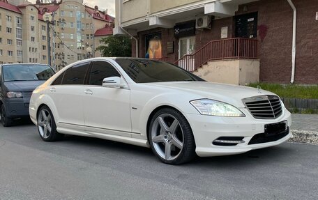 Mercedes-Benz S-Класс, 2011 год, 2 500 000 рублей, 1 фотография
