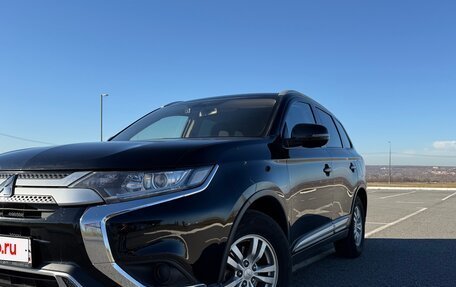 Mitsubishi Outlander III рестайлинг 3, 2018 год, 2 000 000 рублей, 4 фотография