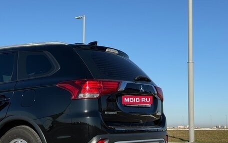 Mitsubishi Outlander III рестайлинг 3, 2018 год, 2 000 000 рублей, 9 фотография