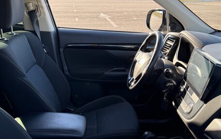 Mitsubishi Outlander III рестайлинг 3, 2018 год, 2 000 000 рублей, 16 фотография