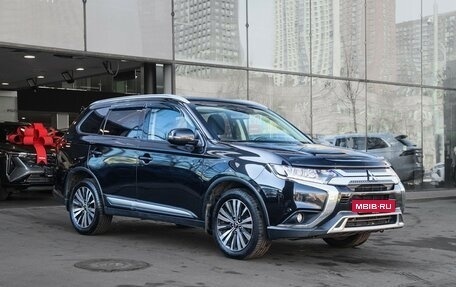 Mitsubishi Outlander III рестайлинг 3, 2018 год, 1 860 000 рублей, 3 фотография