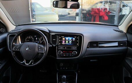 Mitsubishi Outlander III рестайлинг 3, 2018 год, 1 860 000 рублей, 10 фотография