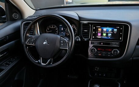 Mitsubishi Outlander III рестайлинг 3, 2018 год, 1 860 000 рублей, 11 фотография