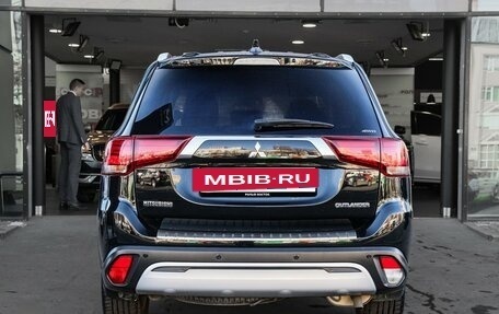 Mitsubishi Outlander III рестайлинг 3, 2018 год, 1 860 000 рублей, 5 фотография