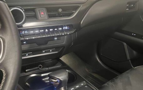 Lexus UX I, 2020 год, 3 050 000 рублей, 18 фотография