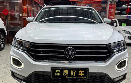 Volkswagen T-Roc I, 2023 год, 1 430 000 рублей, 1 фотография