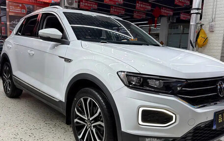 Volkswagen T-Roc I, 2023 год, 1 430 000 рублей, 2 фотография