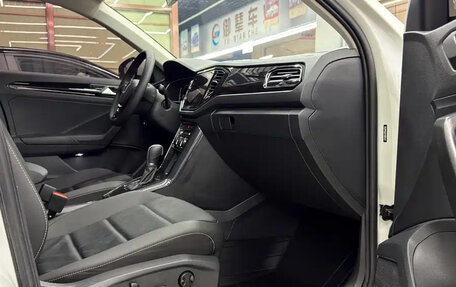 Volkswagen T-Roc I, 2023 год, 1 430 000 рублей, 13 фотография