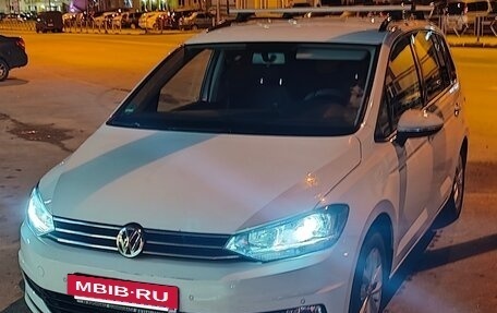 Volkswagen Touran III, 2018 год, 1 640 000 рублей, 2 фотография